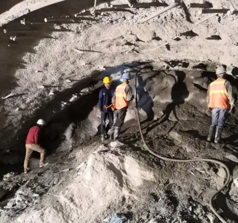 广阳拱顶带模注浆料的施工流程及注意事项